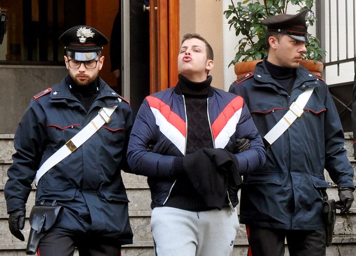Leandro Greco, kleinzoon van de bekende maffioso Michele Greco aka "de paus" van de Cosa Nostra, toonde zich weinig onder de indruk bij zijn arrestatie. Hij blies kusjes naar de fotografen.