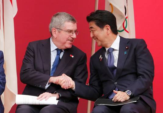 IOC-voorzitter Bach en Japans Premier Abe