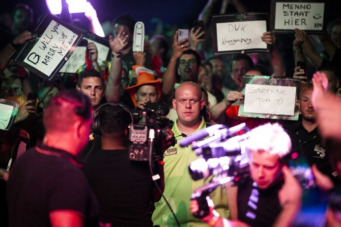 Michael van Gerwen bij de opkomst in de Ziggo Dome.