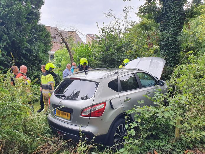 De auto die een tuin inreed aan de Van Boetbergweg in Nijmegen en daar tegen een boom botste.