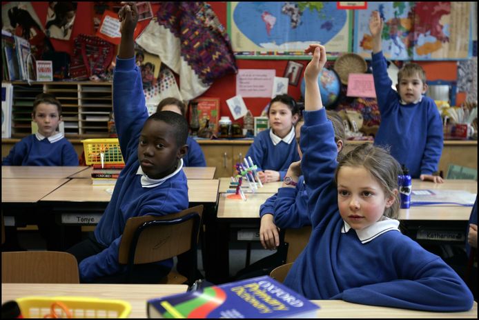 In landen om ons heen - zoals hier in Engeland- zijn schooluniformen meer gemeengoed