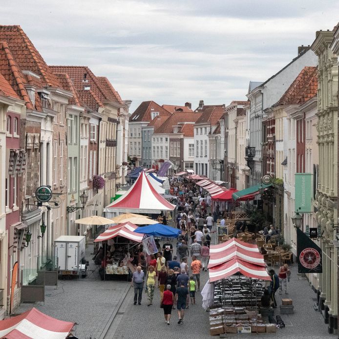 Struinen langs de kraampjes in de Lievevrouwenstraat, tijdens Krabbenfoor 2018.