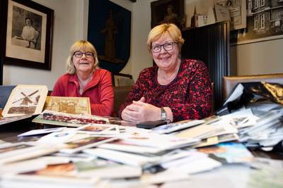 Bakelse dames zitten te wachten op foto’s en bidprentjes: ‘En de verhalen erachter’
