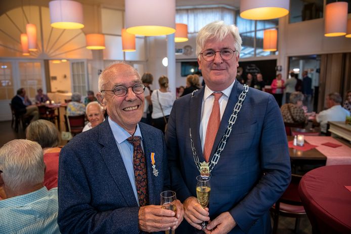 Henk Smets werd dinsdagavond verrast door burgemeester Erik van Merrienboer.