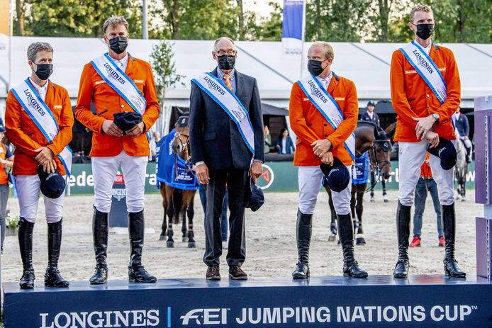 Het winnende team van de landenwedstrijd tijdens het CHIO in Rotterdam. Met tweede van rechts Willem Greve uit Markelo.
