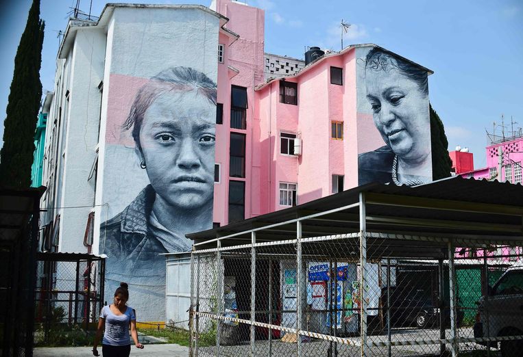 Muurschilderingen in Ecatepec, gemaakt door de Australische kunstenaar Guido van Helten voor een project over het grote aantal moorden op vrouwen in de stad. Beeld AFP