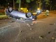 Flinke ravage na botsing tegen twee lantaarnpalen op Karel de Grotelaan in Eindhoven