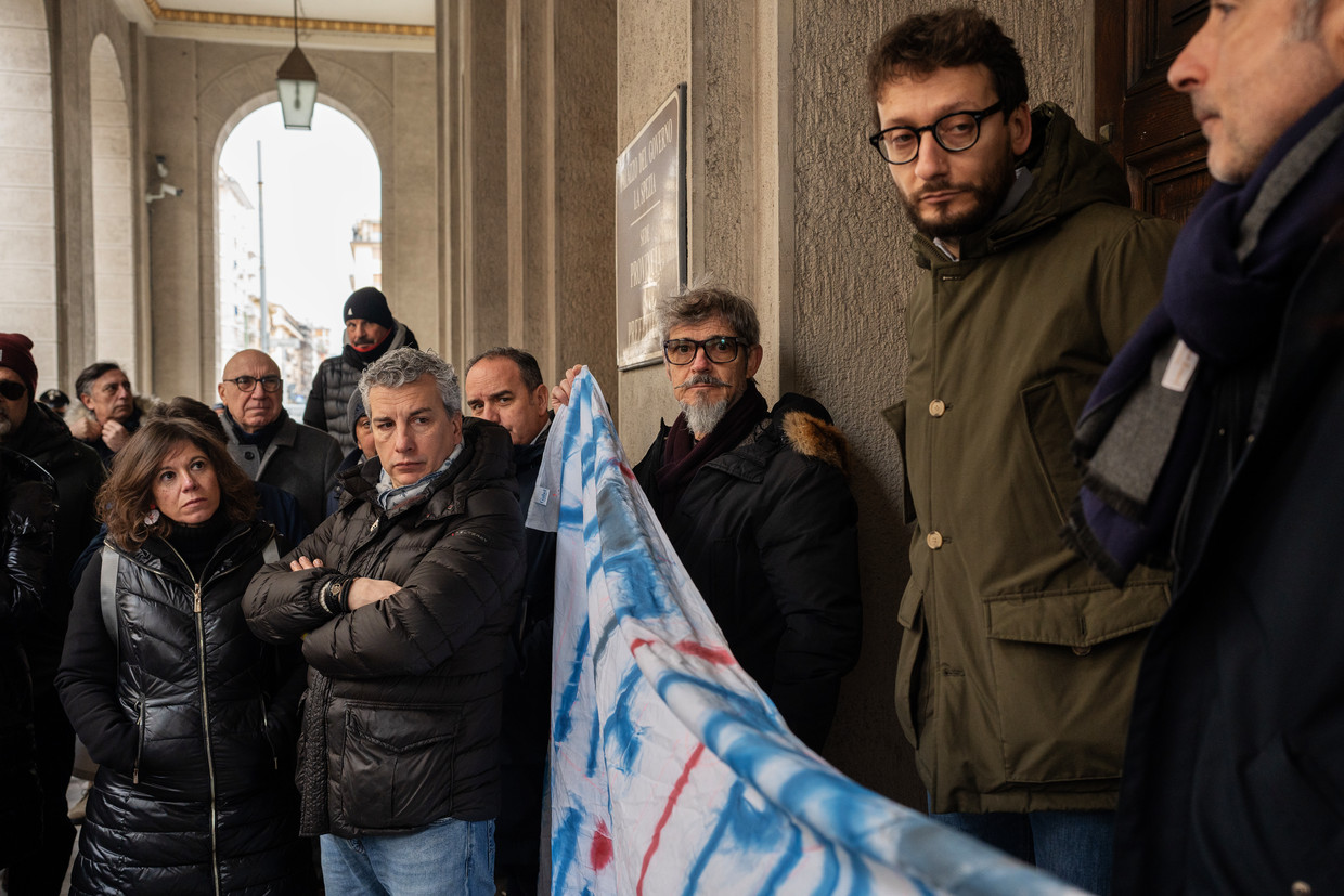Steunbetuiging in La Spezia voor Artsen zonder Grenzen. ‘Ze hebben levens gered.’ Beeld Giulio Piscitelli voor de Volkskant