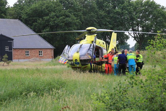 Een traumahelikopter ter plaatse voor een persoon te water in Milheeze.