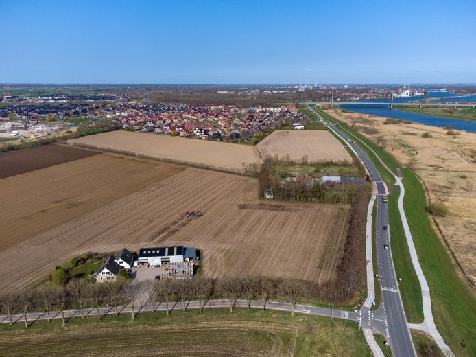 Onder meer op deze plek in Venedijk-Oost moeten vanaf 2024 nieuwe huizen komen.