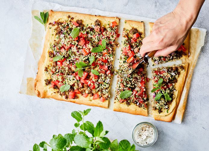 Lamsvleespizza met frisse tabouleh en yoghurtsausje