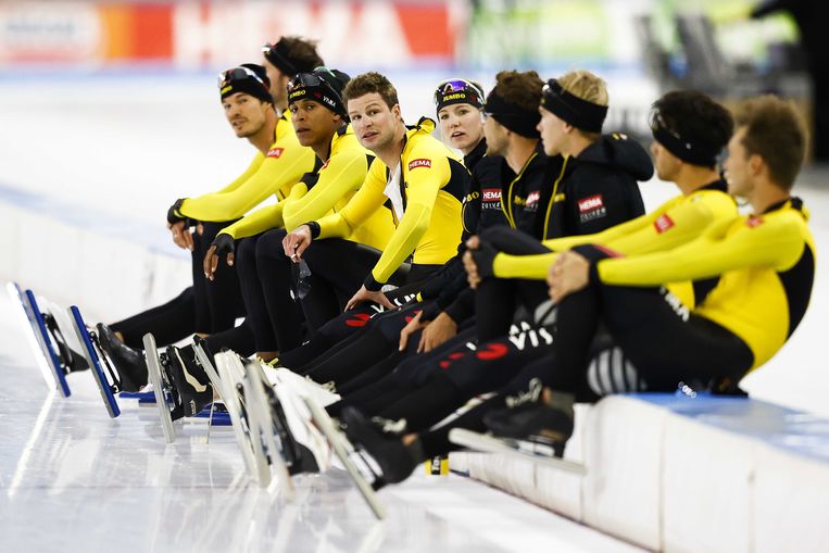 Jumbo-Visma een paar weken terug. Nu dragen de schaatsers mondkapjes totdat ze op het ijs stappen.  Beeld ANP