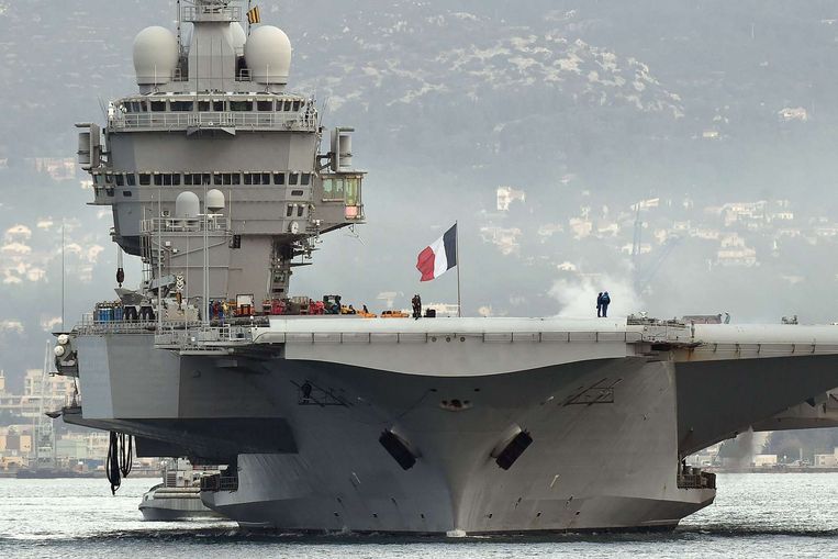Het dumpen van het giftige schip in de Atlantische Oceaan is volgens milieuactivisten in strijd met drie internationale milieuverdragen. Beeld afp