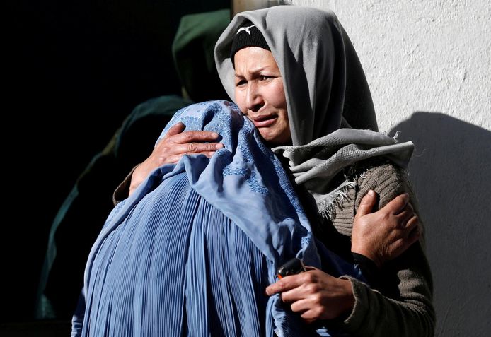 Archiefbeeld: twee vrouwen rouwen aan het hospitaal na een aanslag in Kaboel