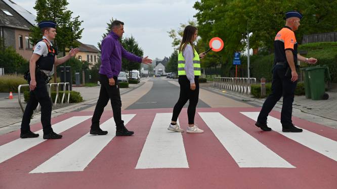 Politiezone Denderleeuw/Haaltert neemt deel aan ‘Abbey Road Challenge’ voor verkeersveiligheid aan de schoolpoort
