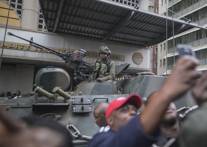 Het Zimbabwaanse leger in de straten van Harare.