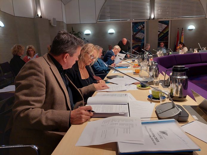 De tweekoppige PvdA-fractie in de Goirlese gemeenteraad, Antoon van Baal en Pernell Criens, tijdens de behandeling van de begroting voor 2023.
