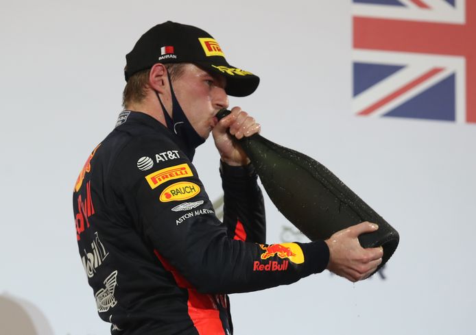 Max Verstappen geniet van een slokje op het podium na zijn tweede plaats in Bahrein.