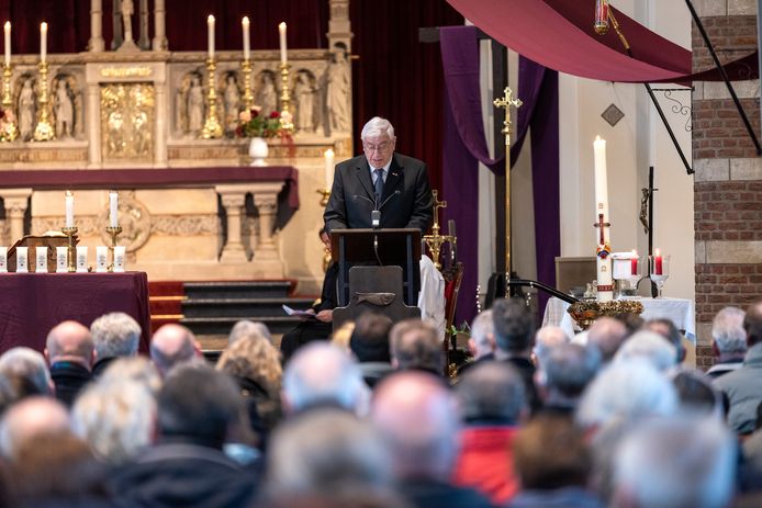 Maarten van Eekelen spreekt over de Watersnoodramp in de Sint Antoniuskerk.