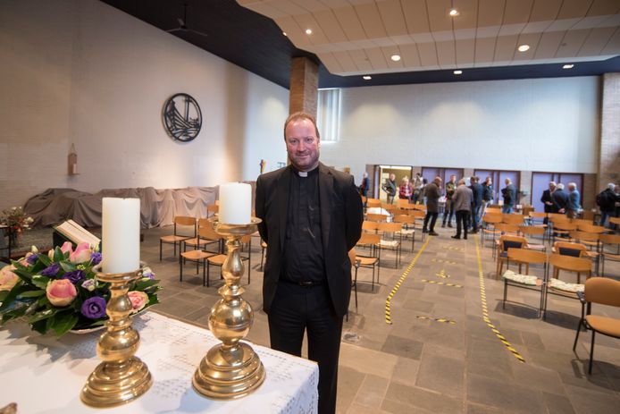 Pastoor Jurgen Jansen in de Franciscuskerk die flink op de schop gaat.