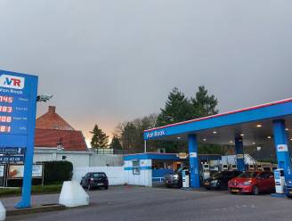 Monsterfiles aan Poppelse tankstations door stijgende brandstofprijzen