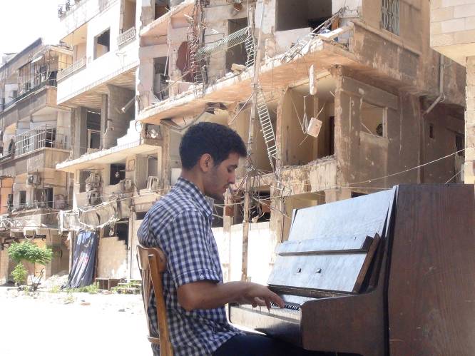 Syrische pianist treedt nu op in Vlaamse cultuurcentra: “Niet meer tussen ruïnes. Maar verwoesting zit nog steeds in zijn hoofd”