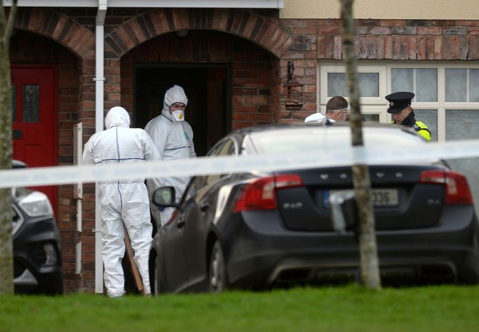 Les experts médico-légaux à la maison de Dublin où la police a trouvé les corps des enfants Connor, Darragh et Carla McGinley.