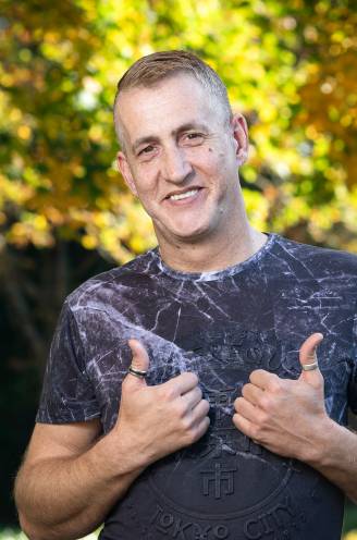 “Ik reken in de supermarkt uit of ik er wel kom met mijn budget”: Davy werkt als buschauffeur en zanger, en krijgt 150 euro per maand