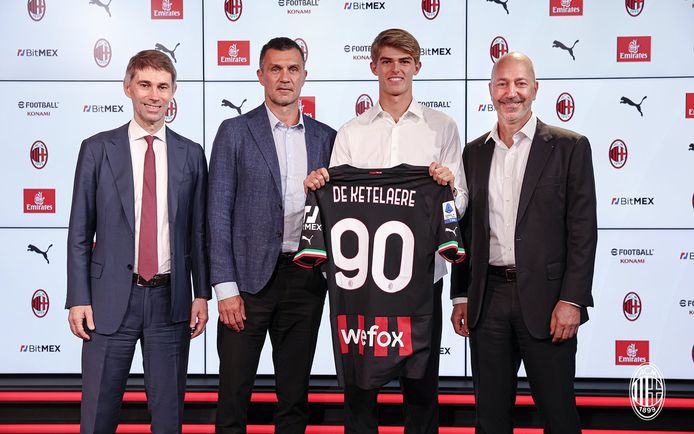 Sportieve bazen Massara en Maldini en CEO Gazidis pronken met hun nieuwe aanwinst: Charles De Ketelaere.