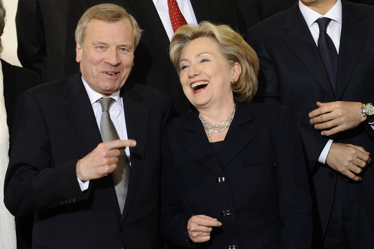 NAVO-chef De Hoop Scheffer en de huidige Amerikaanse minister Clinton (AFP) Beeld 