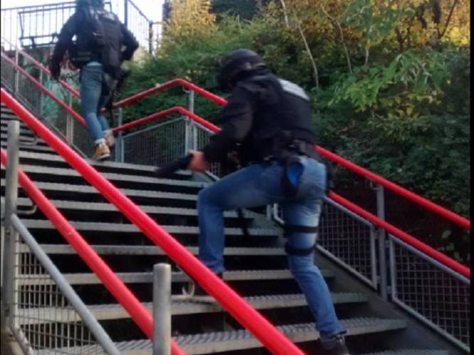 Politie onderzoekt trein Rotterdam na melding vuurwapen: niets gevonden