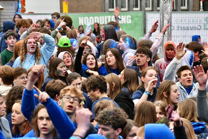 In Roeselare vierden ze de 50 dagen in plaats van de 100 dagen. De jongeren gingen vanaf 6u 's morgens uit de bol op het Polenplein.