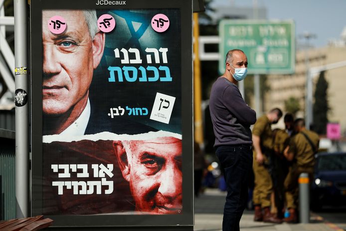 Boven minister van Defensie Benny Gantz van de centristische partij Blauw en Wit, onder premier Benjamin Netanyahu van het rechtsconservatieve Likoed.