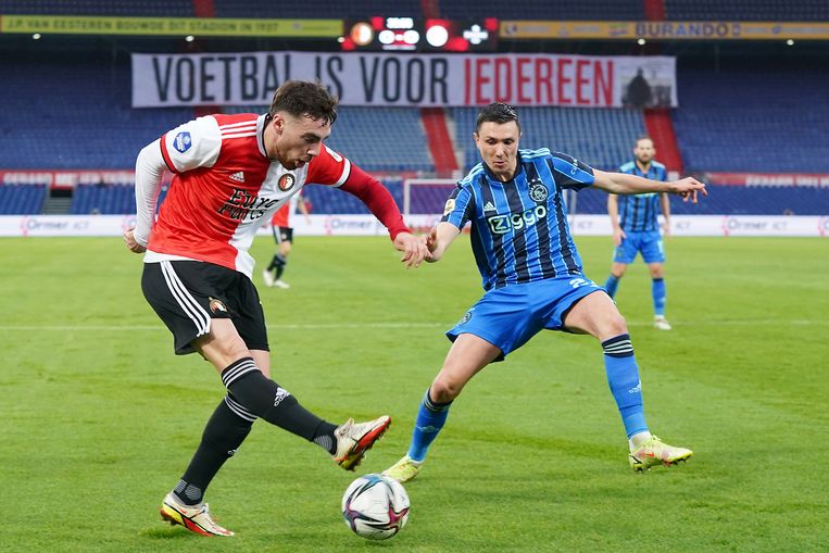 Steven Berghuis probeert een pass van voormalig ploeggenoot Orkun Kökçü van Feyenoord te blokkeren. Beeld Pro Shots / Kay int Veen