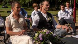 Karen en Björn zijn eerste openlucht-trouwkoppel in Reinaertpark: “Altijd onze grote droom geweest en dankzij corona komt die nu uit” 