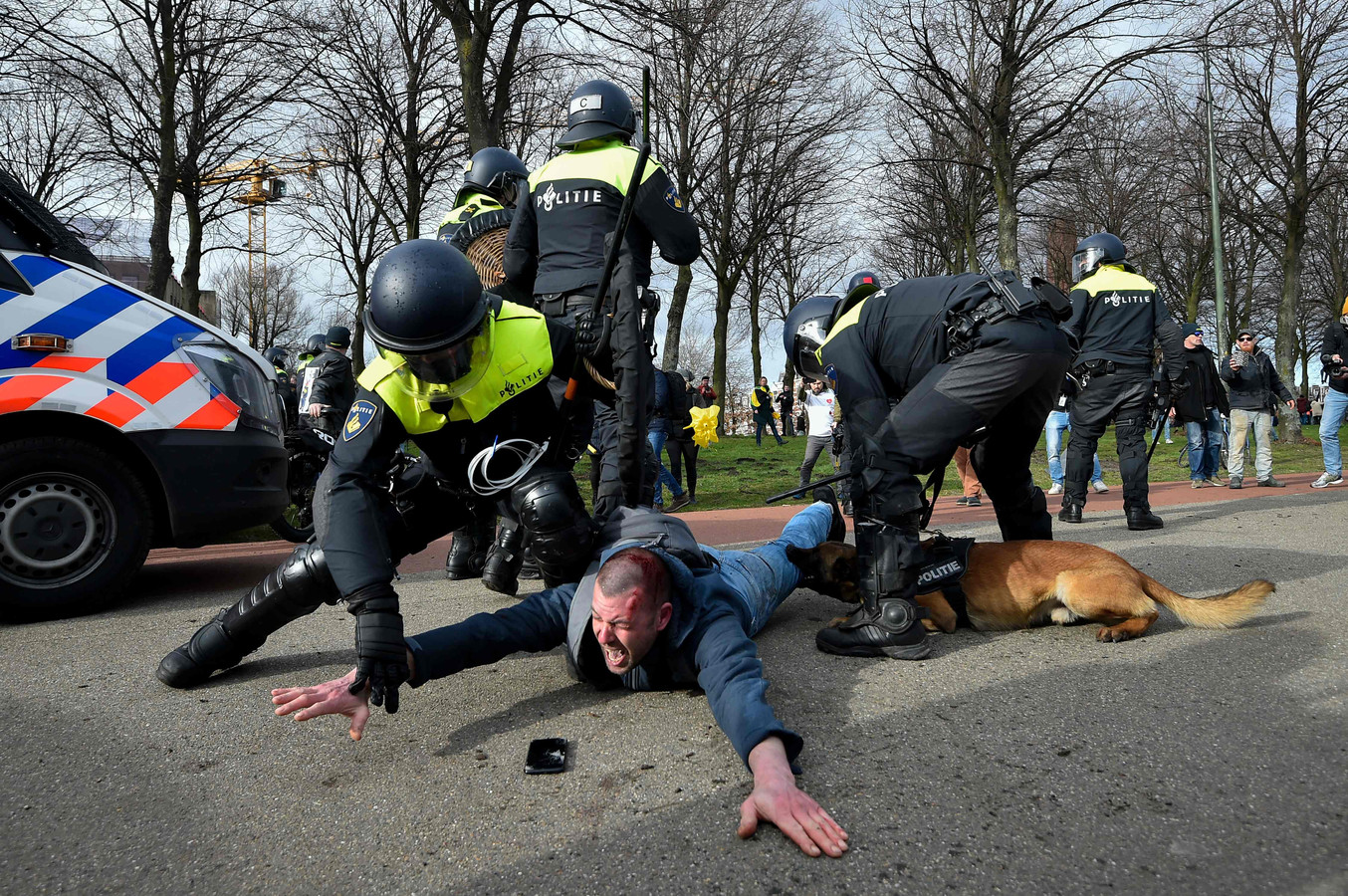 Waarschuwingsschot gelost bij demo Malieveld toen ...