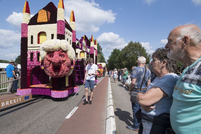 Brexit in Rekken: Londense Towerbridge passeert zijn Rekkense evenknie over de Berkel tijdens het jaarlijkse bloemencorso.