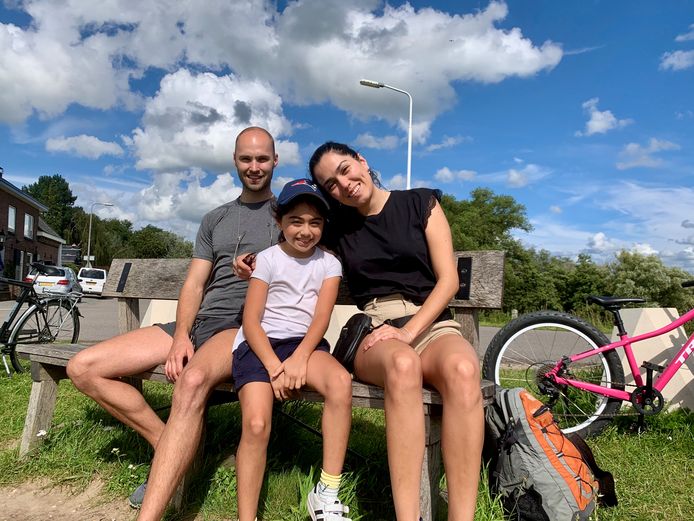 Ben en Pauline van de Werken uit Gorinchem wandelen met dochter Maite langs de lange Lingedijk om te oefenen voor een wandelvakantie langs het Pieterpad