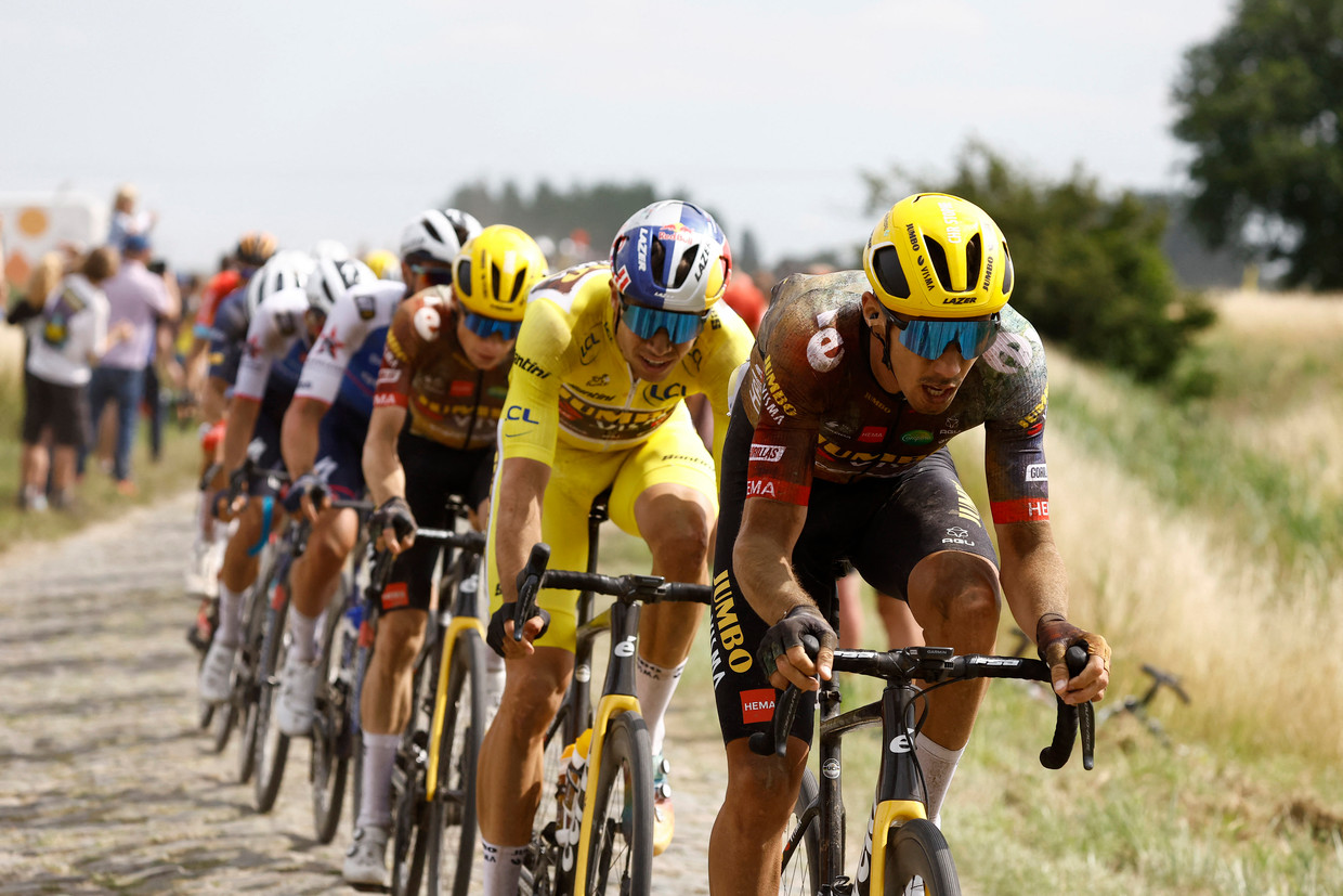 Rit 5 in de voorbije Tour. Christophe Laporte leidt de groep voor Wout van Aert en Jonas Vingegaard.  Beeld REUTERS