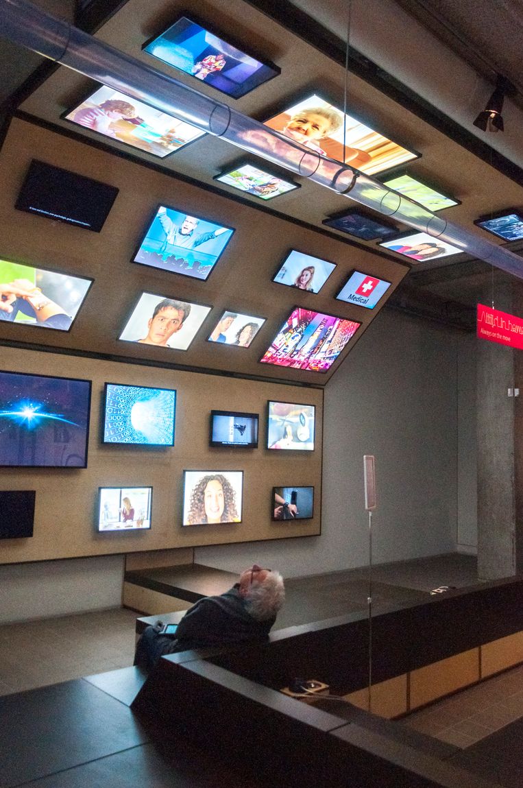 Bezoeker kijkt naar een interactieve beeld- en geluidinstallatie in Comm in Den Haag.  Beeld Hans Poel