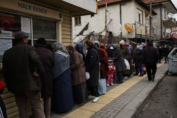 Mensen staan in Ankara in lange rijen aan te schuiven voor goedkoop brood van de overheid.