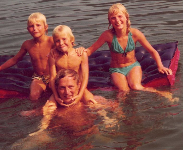Marjolijn van der Meulen met haar broers en vader in 1977. Beeld 