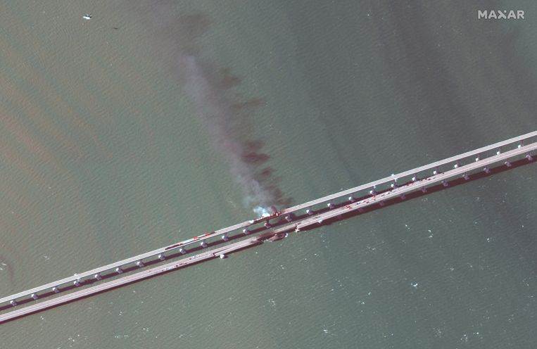 Satellietbeeld van de schade aan de Kertsj-brug tussen Rusland en de Krim.  Beeld AP