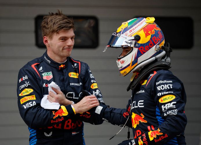 Max Verstappen en Sergio Pérez feliciteren elkaar met respectievelijk P1 en P2 in de kwalificatie.
