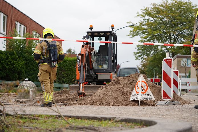 Gaslek bij graafwerkzaamheden in Oosterhout, weg afgesloten ...