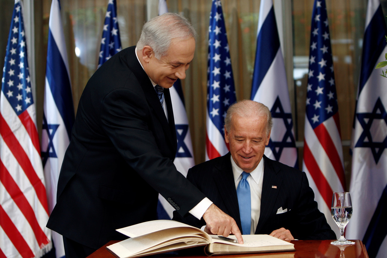 In 2010 tekent Joe Biden, dan de Amerikaanse vice-president, het gastenboek in de ambtswoning van Israëlisch premier Netanyahu. Nog geen vier maanden na zijn aantreden als president wordt Biden ruw geconfronteerd met het Midden-Oostenconflict. Beeld REUTERS