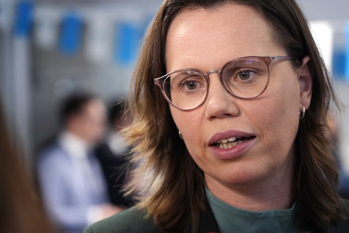 Mirjam Bikker staat de pers te woord nadat ze tijdens een fractievergadering het voorzitterschap van de Tweede Kamerfractie van de ChristenUnie officieel heeft overgenomen van Gert-Jan Segers.