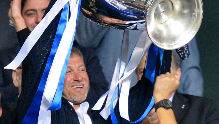 Chelsea-eigenaar Roman Abramovich met de Champions League-cup. Beeld ap