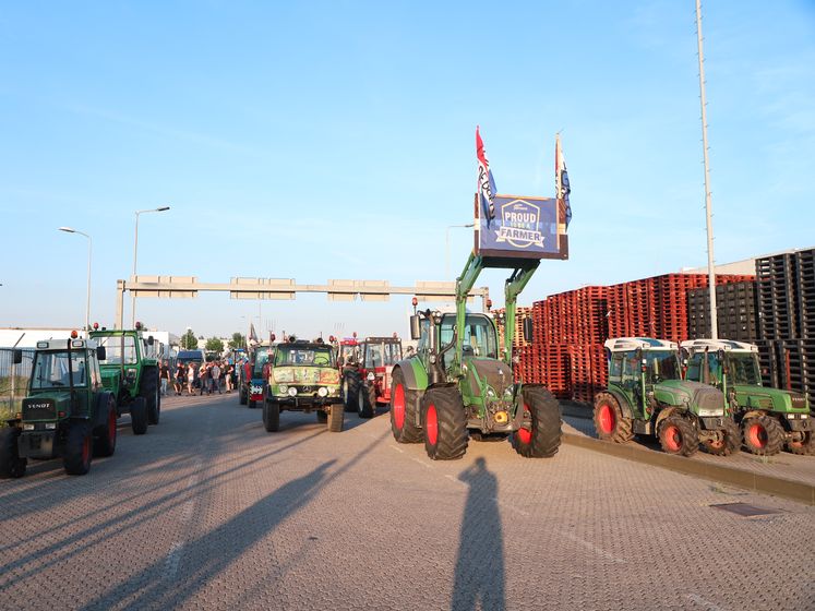 Boeren blokkeren distributiecentrum Albert Heijn met tractoren