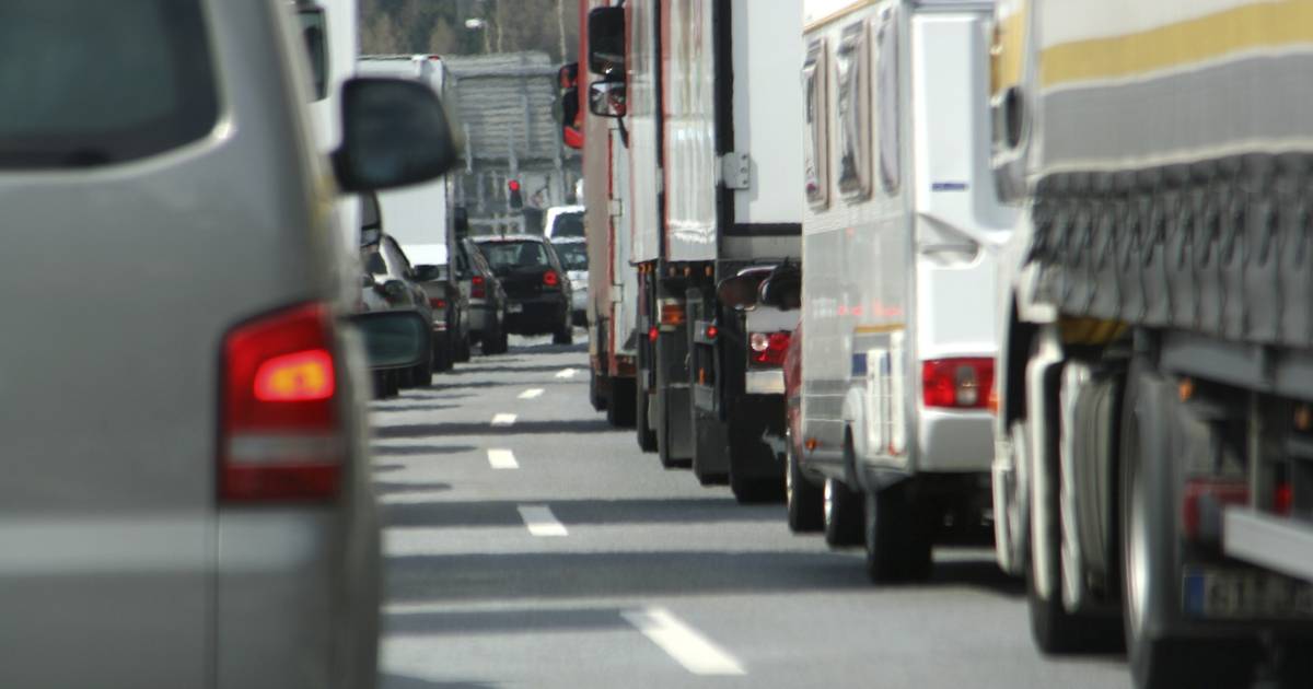 Drukte tijdens ochtendspits in Brabant, rijstroken dicht door ongelukken.